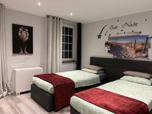 Ένα ή περισσότερα κρεβάτια σε δωμάτιο στο Dormitorium Kaarst Wohnraum auf Zeit