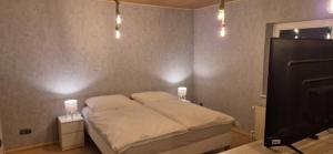 une chambre avec un lit et une télévision à écran plat dans l'établissement Gemütliches Ferienhaus im Herzen von Cuxhaven, à Cuxhaven