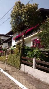 a building with flowers on the side of it at Hospedaria Gãstehaus Enzian in Treze Tílias