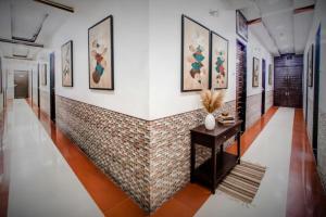 een hal met kunst aan de muren bij Via The Adore Palace - Nr Mumbai International Airport in Mumbai
