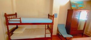 een kleine kamer met 2 stapelbedden en een kast bij cachoeira do nono in Socorro