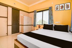 a bedroom with a large bed in a room at Hotel O by OYO Love Rooms in Pānchuria