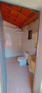 een badkamer met toilet en wastafel bij cachoeira do nono in Socorro