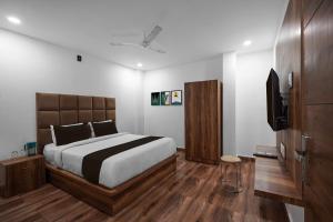 Postel nebo postele na pokoji v ubytování Hotel O THE ERA INFINITY HOTEL