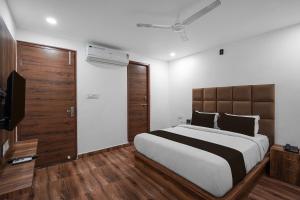 Postel nebo postele na pokoji v ubytování Hotel O THE ERA INFINITY HOTEL + 24 fotografií