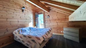 Una cama o camas en una habitación de Évasion jurassienne, séjour cosy bois