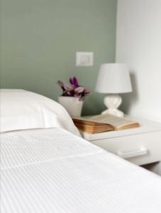 Ένα ή περισσότερα κρεβάτια σε δωμάτιο στο NORA Apartment 1