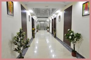 Ảnh trong thư viện ảnh của Subrata Road Mintella Hotel Citrine Premium Suitez Near Shri Radha Girdhar Gopal Temple - Prem Temple - Premanand Maharaj - Lift - Parking and Restaurant Facilities - Fully Air conditioning Luxuary Room - Top Rated Hotel In Vrindavan ở Vrindāvan