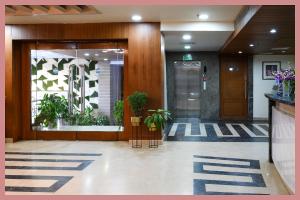 Khu vực sảnh/lễ tân tại Subrata Road Mintella Hotel Citrine Premium Suitez Near Shri Radha Girdhar Gopal Temple - Prem Temple - Premanand Maharaj - Lift - Parking and Restaurant Facilities - Fully Air conditioning Luxuary Room - Top Rated Hotel In Vrindavan