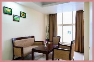 Khu vực ghế ngồi tại Subrata Road Mintella Hotel Citrine Premium Suitez Near Shri Radha Girdhar Gopal Temple - Prem Temple - Premanand Maharaj - Lift - Parking and Restaurant Facilities - Fully Air conditioning Luxuary Room - Top Rated Hotel In Vrindavan
