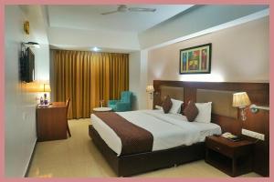 Giường trong phòng chung tại Subrata Road Mintella Hotel Citrine Premium Suitez Near Shri Radha Girdhar Gopal Temple - Prem Temple - Premanand Maharaj - Lift - Parking and Restaurant Facilities - Fully Air conditioning Luxuary Room - Top Rated Hotel In Vrindavan