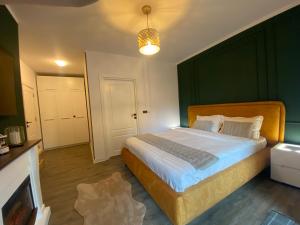 une chambre avec un grand lit avec un mur végétal dans l'établissement Fabulous Views Silver Mountain 3 Rooms Apartment, à Poiana Brasov 32 autres photos