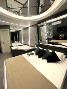 une chambre avec un grand lit et un grand miroir dans l'établissement Hotel Motel Paradiso - Cruz Alta-RS, à Cruz Alta 12 autres photos