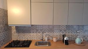 Viletta Vista Paradiso في كوستا باراديسو: طاولة مطبخ مع حوض وموقد