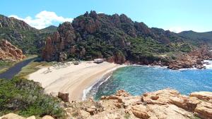 Viletta Vista Paradiso في كوستا باراديسو: اطلالة جوية على شاطئ به صخور وماء +6 صور