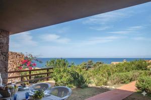 Viletta Vista Paradiso في كوستا باراديسو: فناء مع طاولة وكراسي والمحيط