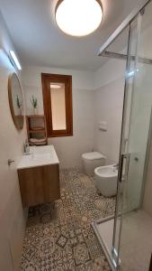Viletta Vista Paradiso في كوستا باراديسو: حمام مع حوض ومرحاض ودش