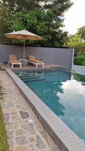 Πισίνα στο ή κοντά στο Villa Dinoos- Weligama