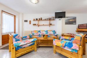 Istumisnurk majutusasutuses Chalet Mazod, a 5 minuti dagli impianti di sci - Free Wifi