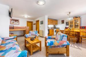 Köök või kööginurk majutusasutuses Chalet Mazod, a 5 minuti dagli impianti di sci - Free Wifi