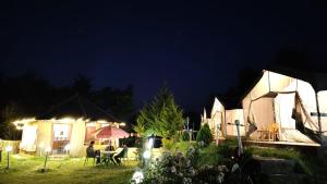 Κήπος έξω από το CampKelang Bir Luxury Tents in Bir Billing