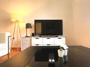 una sala de estar con TV en un armario blanco en Hellenic Pleasure Residences, en Atenas