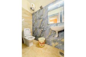Un baño con lavabo e inodoro en Redfox Service Apartment DLF, en Chennai