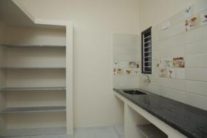 cocina con encimera y fregadero en Redfox Service Apartment DLF, en Chennai