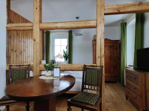 une salle à manger avec une table et des chaises en bois dans l'établissement Dom Nad Potokiem, à Proszowa