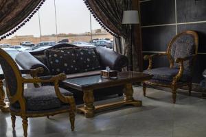 un salon avec un canapé et une table basse dans l'établissement Quiet Rooms 8, à Riyad 19 autres photos