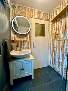 Vannituba majutusasutuses Finnhütte Louise am Storkower See