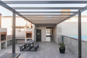 Kuchyň nebo kuchyňský kout v ubytování Beachfront Luxury Coastal Escape