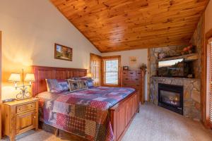 ein Schlafzimmer mit einem Bett und einem Kamin in der Unterkunft Ambleside in Vilas