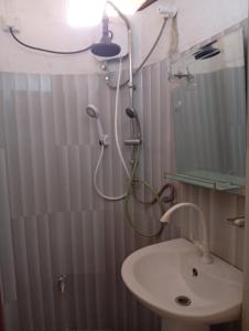 Ένα μπάνιο στο Wood Aura Ella