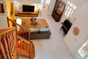 圣弗朗索瓦Villa Bel Arbre的带沙发和电视的客厅