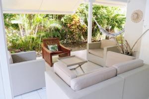 圣弗朗索瓦Villa Bel Arbre的配有白色家具和树木的客厅