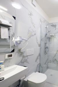 ein Badezimmer mit Dusche, Toilette und Waschbecken in der Unterkunft M9 Rest House Venice in Venedig