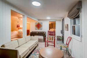 ein Wohnzimmer mit Sofa und Tisch in der Unterkunft Orchid Cabin in Banner Elk