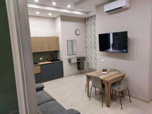 Una cocina y un comedor con mesa y sillas. en Dimora Tulliano, en Manfredonia 16 fotos más