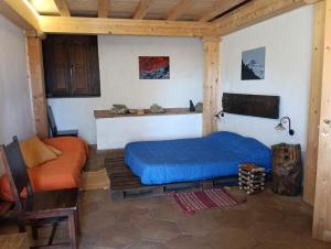 Un dormitorio con una cama y un sofá en una habitación. en Agriturismo La Caraffara sull'Etna, en Puntalazzo