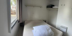 Postel nebo postele na pokoji v ubytování MOBIL HOME l'ARLEQUIN + 4 fotografie
