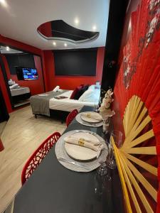 - une chambre avec une table et un lit dans l'établissement Hotel Motel Paradiso - Cruz Alta-RS, à Cruz Alta