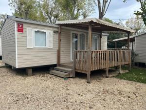 Budova, kde se kemp nachází