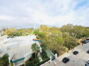 an overhead view of a building with a parking lot at Faro Family Apartment in Faro