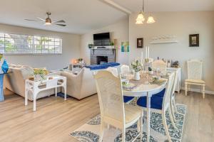 夏洛特港Golf, Boat and Beach-Hop Quiet Port Charlotte Home的一间带桌椅的餐厅和客厅