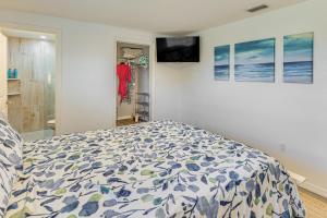 夏洛特港Golf, Boat and Beach-Hop Quiet Port Charlotte Home的一间卧室，墙上有一张床和一台电视