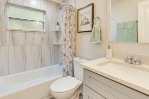 夏洛特港Golf, Boat and Beach-Hop Quiet Port Charlotte Home的浴室配有卫生间、盥洗盆和浴缸。 更多17张照片