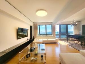 ein Wohnzimmer mit Sofa und Tisch in der Unterkunft Premium Seafront Suite in Thessaloniki