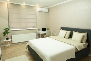 Postel nebo postele na pokoji v ubytování Quiet & Stylish, near Center penthouse - Free coffee, Netflix & much more - GrandStay md