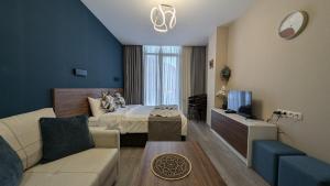 Una habitación de hotel con una cama y una sala de estar. en Bakuriani, Crystal Resort Block C, 429, en Bakuriani